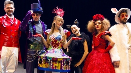 Serenay Sarıkaya è sul palco! 'Alice Musical' ha iniziato la sua nuova stagione