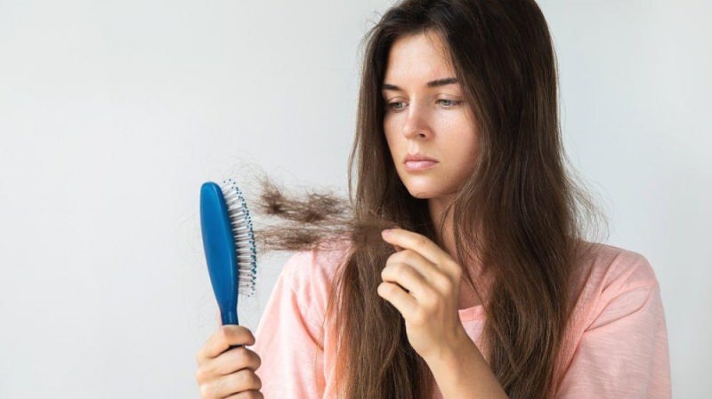 Perché i capelli cadono? 3 miscele naturali che fermano la caduta dei capelli