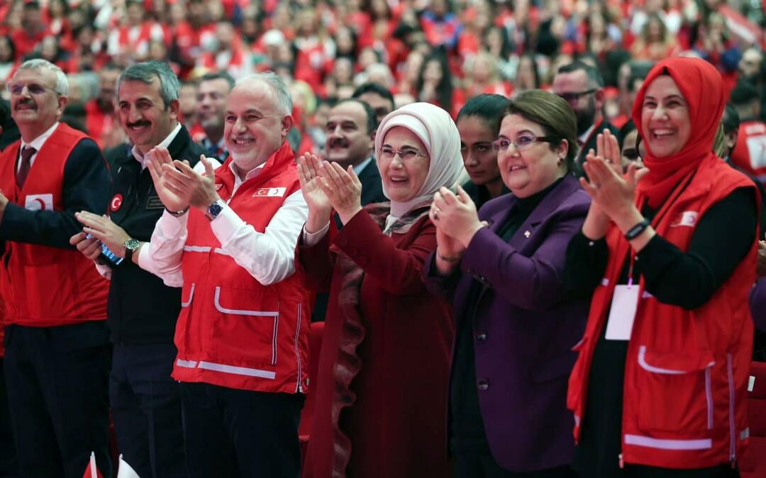 Emine Erdoğan ha parlato alla cerimonia di premiazione del volontariato internazionale dei gilet rossi