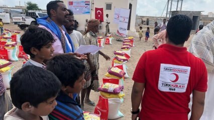Aiuto alimentare per gli immigrati nello Yemen dalla Mezzaluna rossa turca