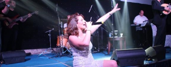 La cantante greca Anastasia Kalogeropoulou si è esibita in TRNC, dichiarata traditrice