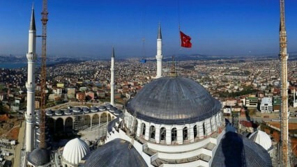 Furono posati i tappeti della moschea di Çamlıca
