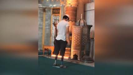 Il giovane che prega con le sue gambe protesiche alla Moschea di Hagia Sophia!