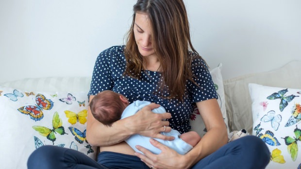 Le madri influenzali possono allattare al seno il loro bambino? Le madri influenzali allattano al seno