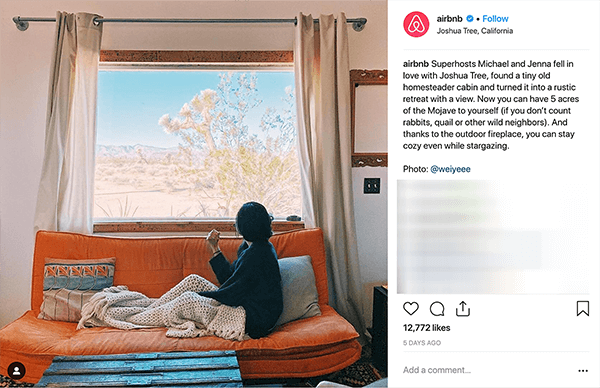 Questo è uno screenshot di un post su Instagram di Airbnb. Racconta la storia di una coppia che ospita persone a casa loro tramite Airbnb. Nella foto, qualcuno si siede su un divano arancione sotto una coperta beige lavorata a maglia e guarda fuori dalla finestra un paesaggio desertico. Melissa Cassera dice che queste storie sono un esempio di un'azienda che usa il superamento della trama mostruosa nel suo social media marketing.
