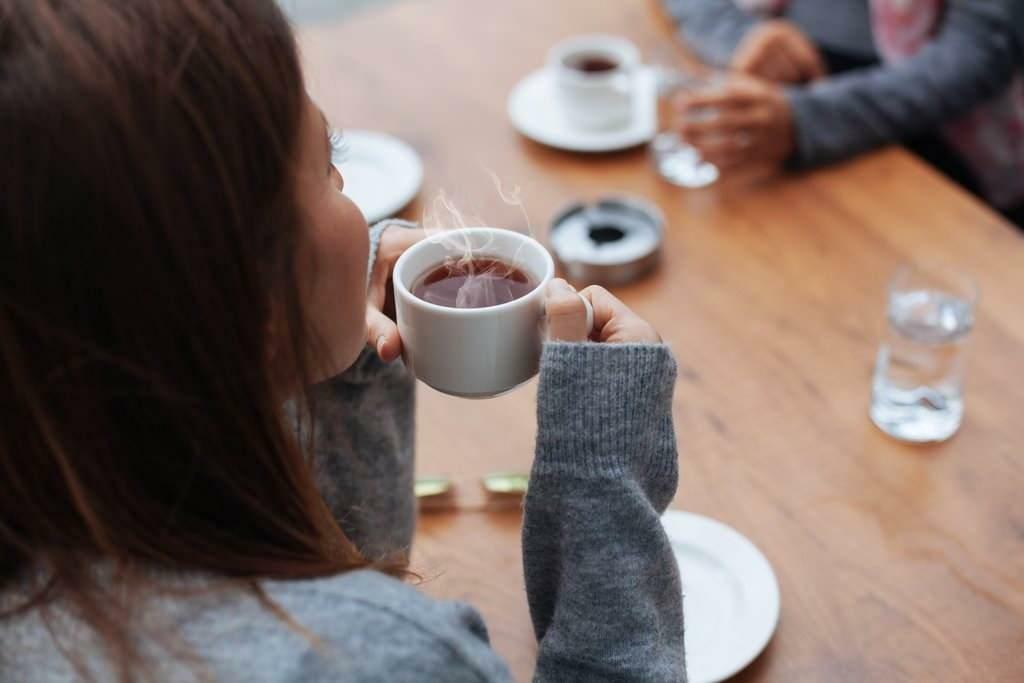 persone che bevono caffè