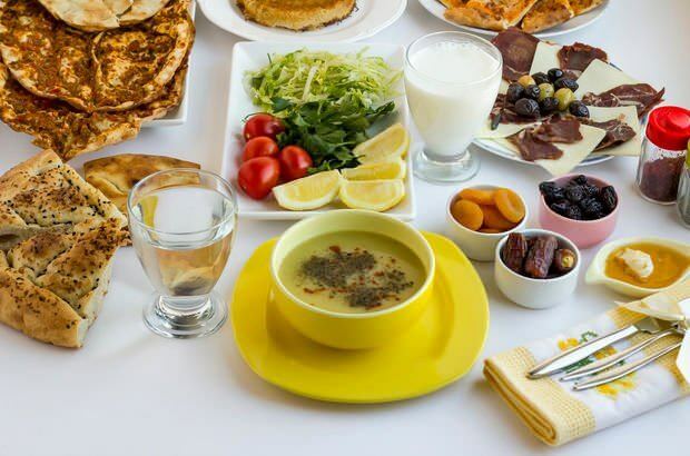 Dovrebbe esserci una zuppa nei pasti iftar. La zuppa ammorbidisce gli organi senza acqua.