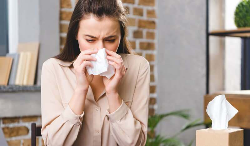 Il naso che cola si verifica anche nella febbre allergica agli occhi. 