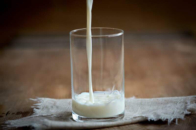Come evitare schizzi quando si versa il latte