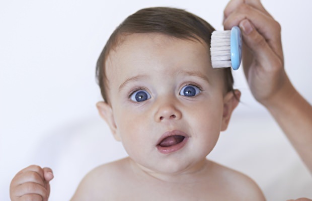 Come dovrebbe essere la cura dei capelli del bambino?