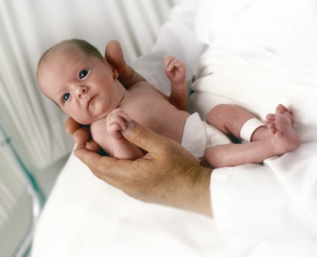 Qual è la malattia da fenilchetonuria nei neonati?