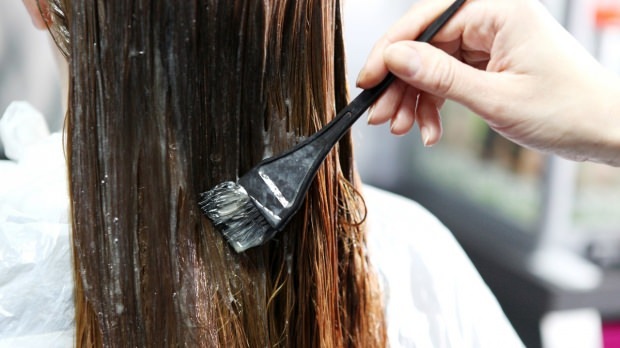 Come tingere la tinta per capelli? Suggerimenti di soluzioni a base di erbe per la tintura drenante dei capelli