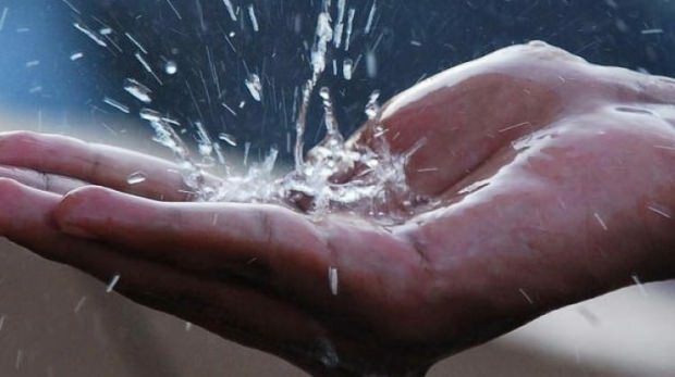 Quali sono i benefici dell'acqua piovana per la pelle e i capelli?