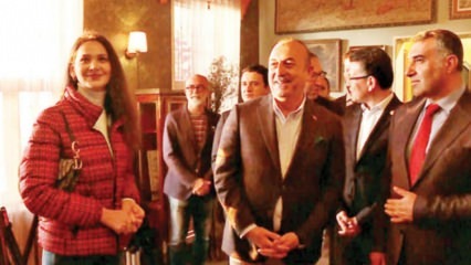 Il ministro Mevlüt Çavuşoğlu ha visitato il set della serie Confrontation