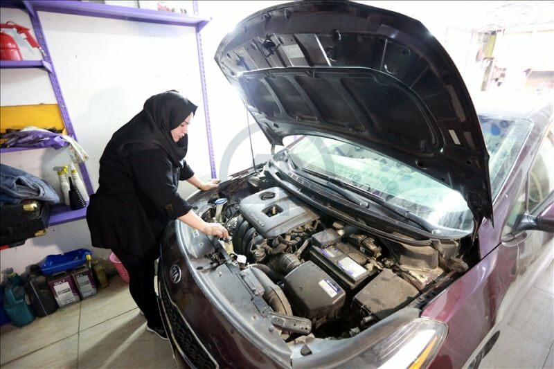 Due laureate universitarie Um Rıza diventa la prima donna meccanico di Baghdad