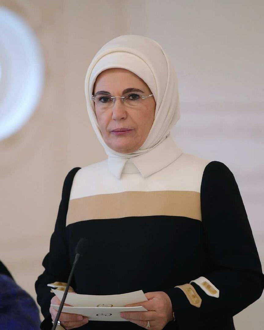 Emine Erdoğan ha espresso le sue condoglianze a coloro che hanno perso la vita nell'attacco terroristico a Istiklal Street