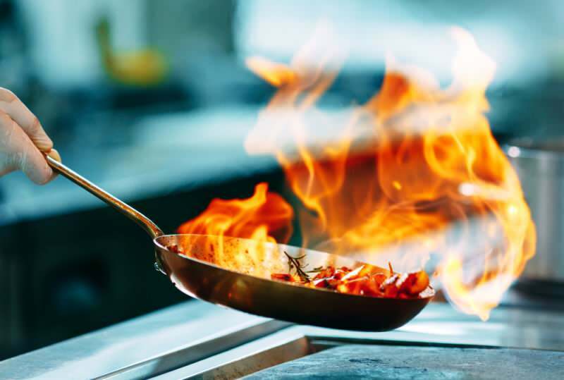 Come rimuovere l'olio e bruciare le macchie sui piatti? Rimozione più semplice di macchie di olio e bruciature