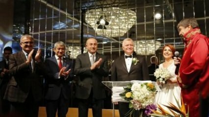 Il ministro degli Esteri Çavuşoğlu ha partecipato alla cerimonia di nozze ad Antalya