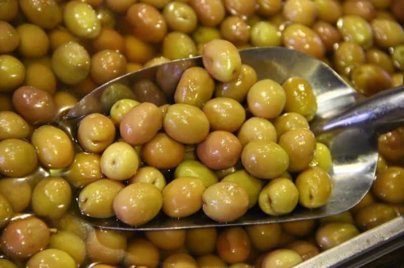Le olive verdi meno salate dovrebbero essere consumate invece delle olive verdi salate