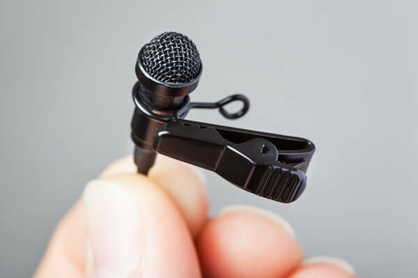 Aggancia un microfono lavalier ai tuoi vestiti per un funzionamento a mani libere.